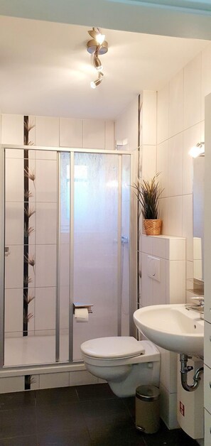 Shower, hair dryer - Vacation apartment KWE 24EG - "meerLiebe" - 2-room apartment for 3 pers. with WLAN (Graal-Müritz)