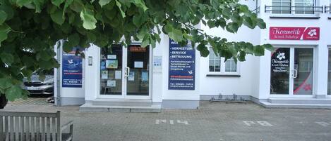 Een gebouw met een bord waarop 'strandsommer' en 'Kosmetik & med. Fußpflege' staat.
