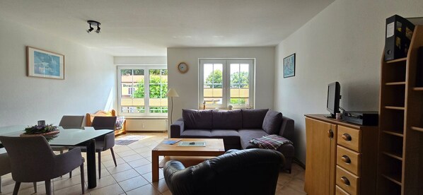 TV, stereo - Vacation apartment P6 - Central vacation apartment P6 in Graal-Müritz - Ideal for the (Graal-Müritz)