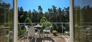 Outdoor dining - Vacation apartment KWE 6 OG - 3-room apartment with 2 bedrooms, 2 bathrooms, 2 balconies (Gelbensande)