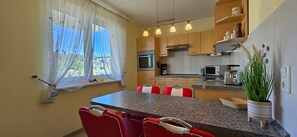 Fridge, microwave, oven, stovetop - Vacation apartment KWE 6 OG - 3-room apartment with 2 bedrooms, 2 bathrooms, 2 balconies (Gelbensande)
