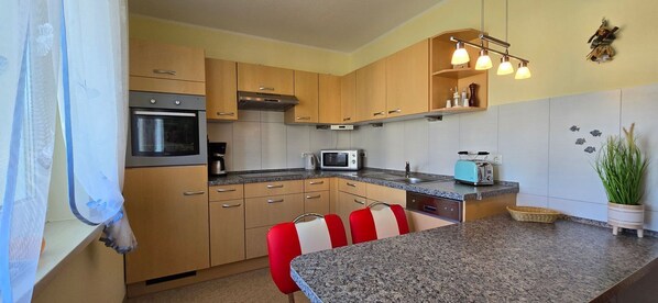 Fridge, microwave, oven, stovetop - Vacation apartment KWE 6 OG - 3-room apartment with 2 bedrooms, 2 bathrooms, 2 balconies (Gelbensande)
