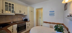 Fridge, microwave, oven, stovetop - Ferienwohnung G6 - Strandnahe 3-zimmer-ferienwohnung im Erdgeschoss mit 2 Schlafzimmern (Graal-Müritz)