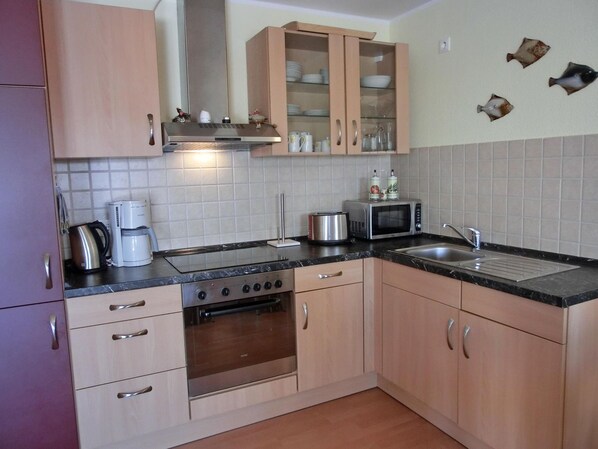 Kühlschrank, Mikrowelle, Ofen, Herdplatte