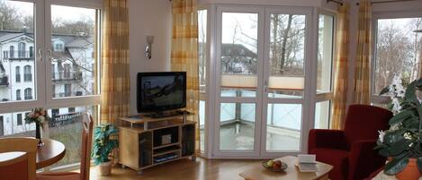 Televisie, een dvd-speler en een stereo