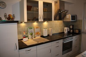 Kühlschrank, Mikrowelle, Ofen, Herdplatte