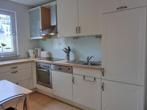 ثلاجة، ميكروويف، فرن، موقد طهي مسطح