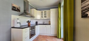 Een koelkast, een oven, een kookplaat, een vaatwasser