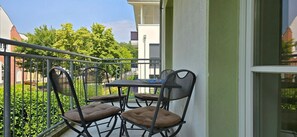Outdoor dining - Vacation apartment LFR13 - 3-room apartment with 2 bedrooms with balcony and WLAN (Graal-Müritz)