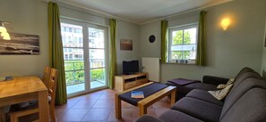 TV, stereo - Vacation apartment LFR13 - 3-room apartment with 2 bedrooms with balcony and WLAN (Graal-Müritz)