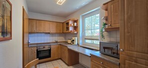 Fridge, microwave, oven, stovetop - Apartment P5 - Apartment for 3 pers. incl. bicycles, WLAN and WALLBOX (Graal-Müritz)