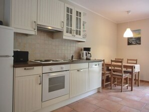 Réfrigérateur, plaque de cuisson, lave-vaisselle, cafetière/bouilloire