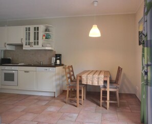 Geladeira, cooktop, lava-louças, cafeteira/chaleira