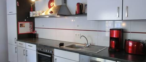 Frigorifero, microonde, forno, piano cottura