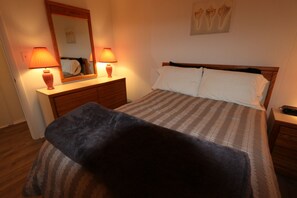 2 bedrooms, WiFi, bed sheets - ABOUT 5 BLOCKS FROM THE BEACH/ OCEAN / NORTH END OF BOARDWALK (Ocean City)