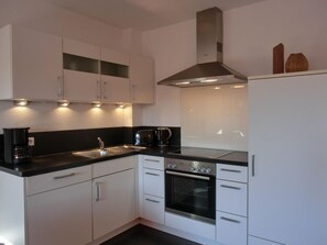 ثلاجة، فرن، موقد طهي مسطح، غسالة أطباق