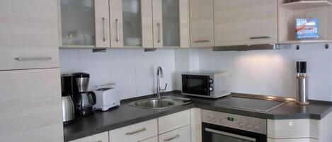 Jääkaappi, mikroaaltouuni, uuni, liesi