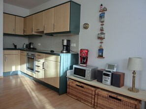 Fridge, microwave, oven, stovetop - Apartment KL24 - 3-room apartment with large garden, on the ground floor. for 3 persons, (Graal-Müritz)