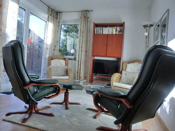 TV, stereo - Apartment KL24 - 3-room apartment with large garden, on the ground floor. for 3 persons, (Graal-Müritz)