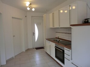 Fridge, oven, stovetop, dishwasher - Apartment KWi 49 OG - 2-room apartment for 3 pers. on the upper floor with WLAN (Gelbensande)