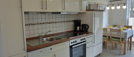 Geladeira, fogão, cooktop, lava-louças