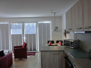 ثلاجة، ميكروويف، فرن، موقد طهي مسطح