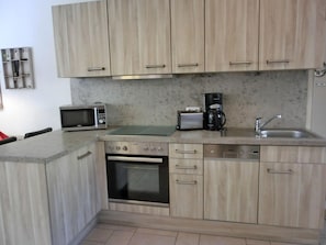 Kühlschrank, Mikrowelle, Ofen, Herdplatte