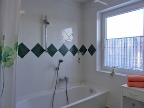 Bathroom - Apartment N24 - 2-room apartment for 2 pers. with approx. 52 m² living space on the 2nd floor. (Graal-Müritz)