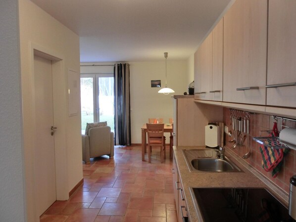 Fridge, oven, stovetop, dishwasher - Vacation apartment KWE 22EG - 2-room apartment for 4 persons with small garden (approx. 90 m²) (Gelbensande)