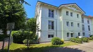 Monikerroksinen rakennus, jossa on vaalea julkisivu, selkeästi näkyvä sisäänkäynti ja kyltti, joka osoittaa, että kyseessä on yksityinen alue.