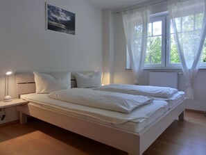 2 bedrooms, iron/ironing board, WiFi