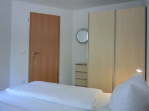 2 bedrooms, iron/ironing board, WiFi