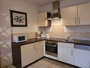 Een koelkast, een microgolfoven, een oven, een kookplaat