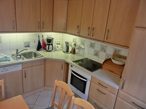Fridge, oven, stovetop, dishwasher - Vacation apartment R3 - 3-room apartment in a pleasant and quiet location on the first floor for (Graal-Müritz)