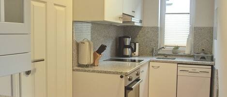 Kylskåp, mikrovågsugn, spishäll och diskmaskin