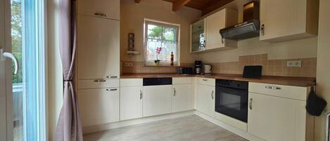 Kühlschrank, Ofen, Herdplatte, Geschirrspüler