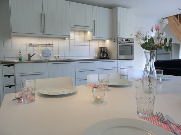 Dining - Vacation apartment U6 "Leuchtturm" - modern 4-room vacation apartment close to the beach for (Graal-Müritz)