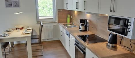 Geladeira, micro-ondas, fogão, cooktop