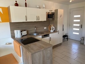 Refrigerador, microondas, horno, placa de cocina