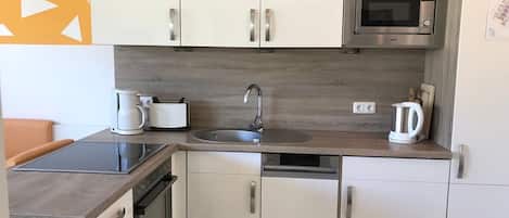 Kühlschrank, Mikrowelle, Ofen, Herdplatte