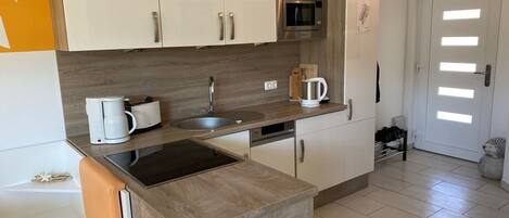 Kühlschrank, Mikrowelle, Ofen, Herdplatte