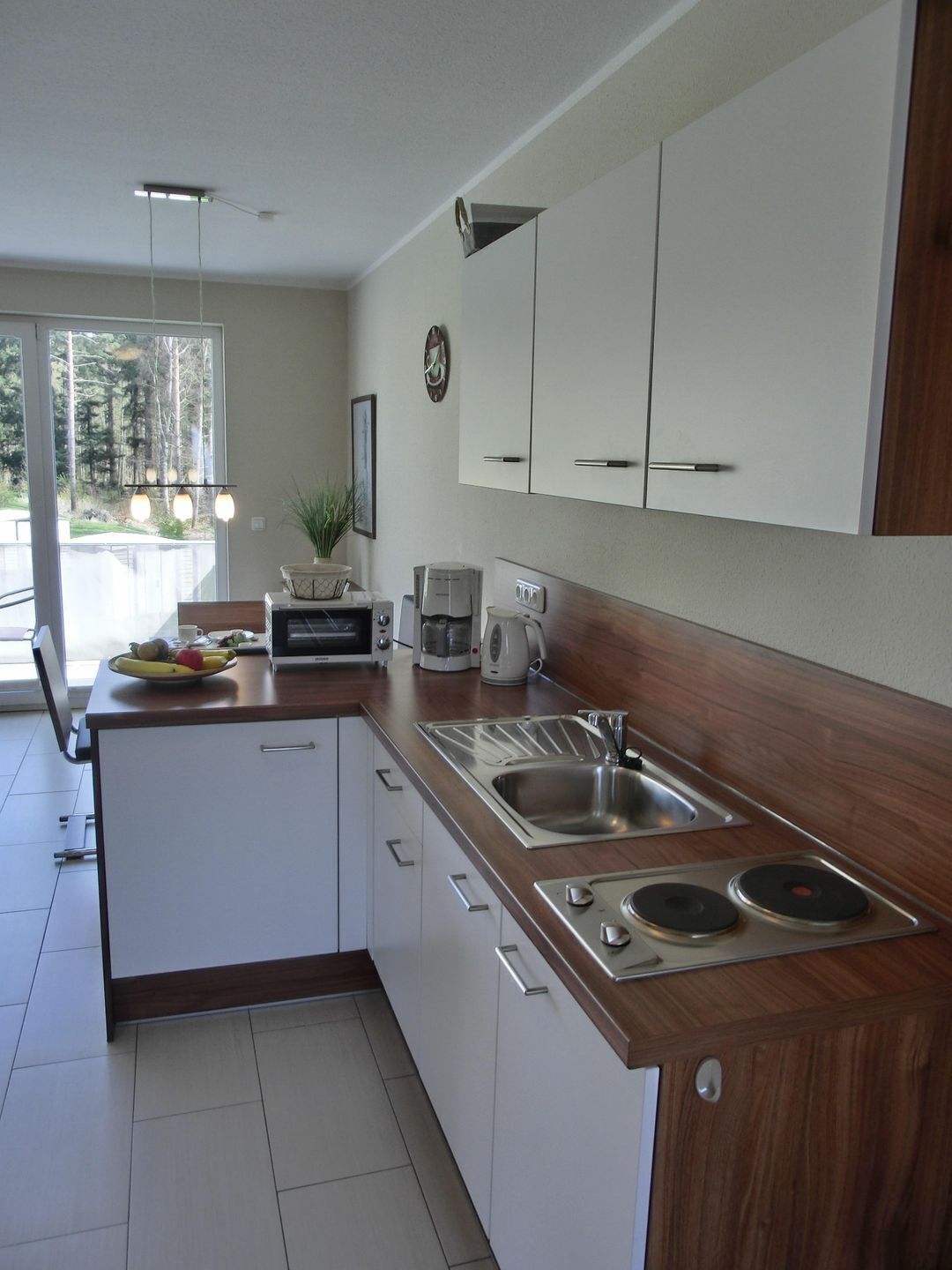 Fridge, oven, stovetop, coffee/tea maker