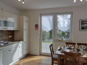Fridge, microwave, oven, stovetop - Vacation home FH15 - Holiday home with 4 bedrooms, 2 parking spaces for 6 pers. (Graal-Müritz)