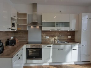 Kühlschrank, Mikrowelle, Ofen, Herdplatte