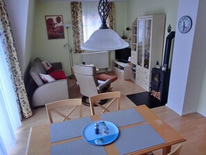 Een televisie en een stereo