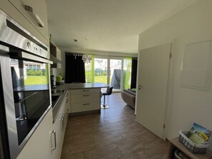 Fridge, oven, stovetop, coffee/tea maker - Apartment KWi 73 ground floor "green oasis" - 2-room apartment for 4 pers. WLAN (Gelbensande)