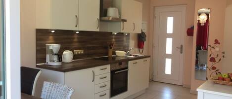 Jääkaappi, uuni, liesi, astianpesukone