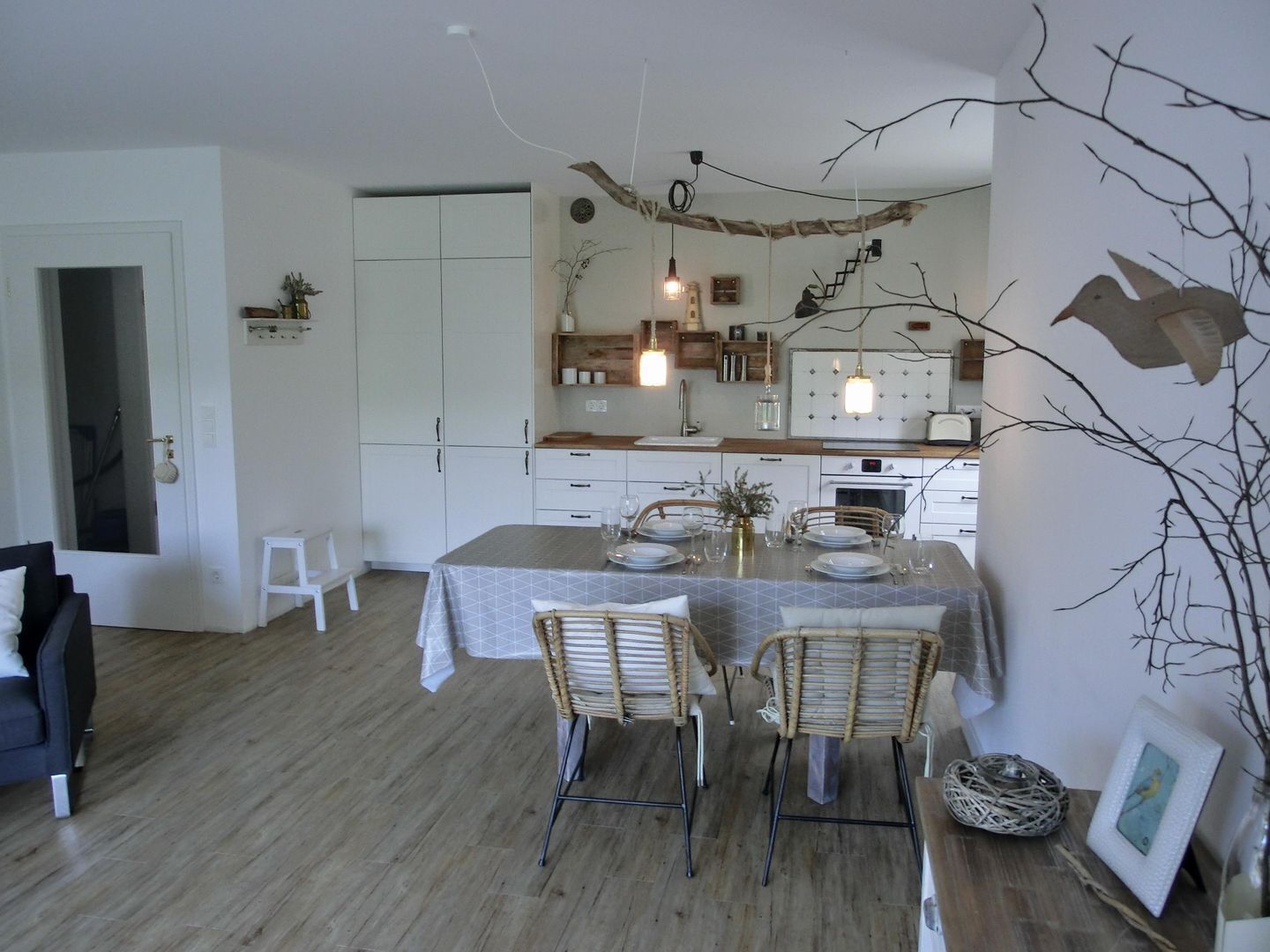 Een koelkast, een oven, een kookplaat, een vaatwasser