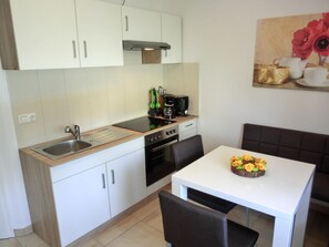 Fridge, microwave, oven, stovetop - Vacation apartment KWE 1 OG "MeerZeit" - 3-room apartment with 2 bedrooms for 5 people and WLAN (Gelbensande)