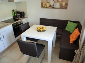 Dining - Vacation apartment KWE 1 OG "MeerZeit" - 3-room apartment with 2 bedrooms for 4 people and WLAN (Gelbensande)